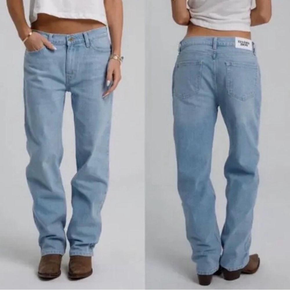 Women’s Straight Leg Jeans — Light Blue